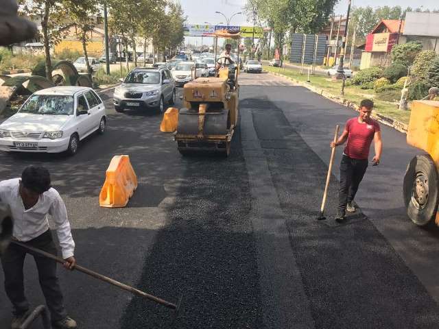 آسفالت ورودی میدان ابریشم از صبح جمعه توسط شهرداری لاهیجان آغاز شد 